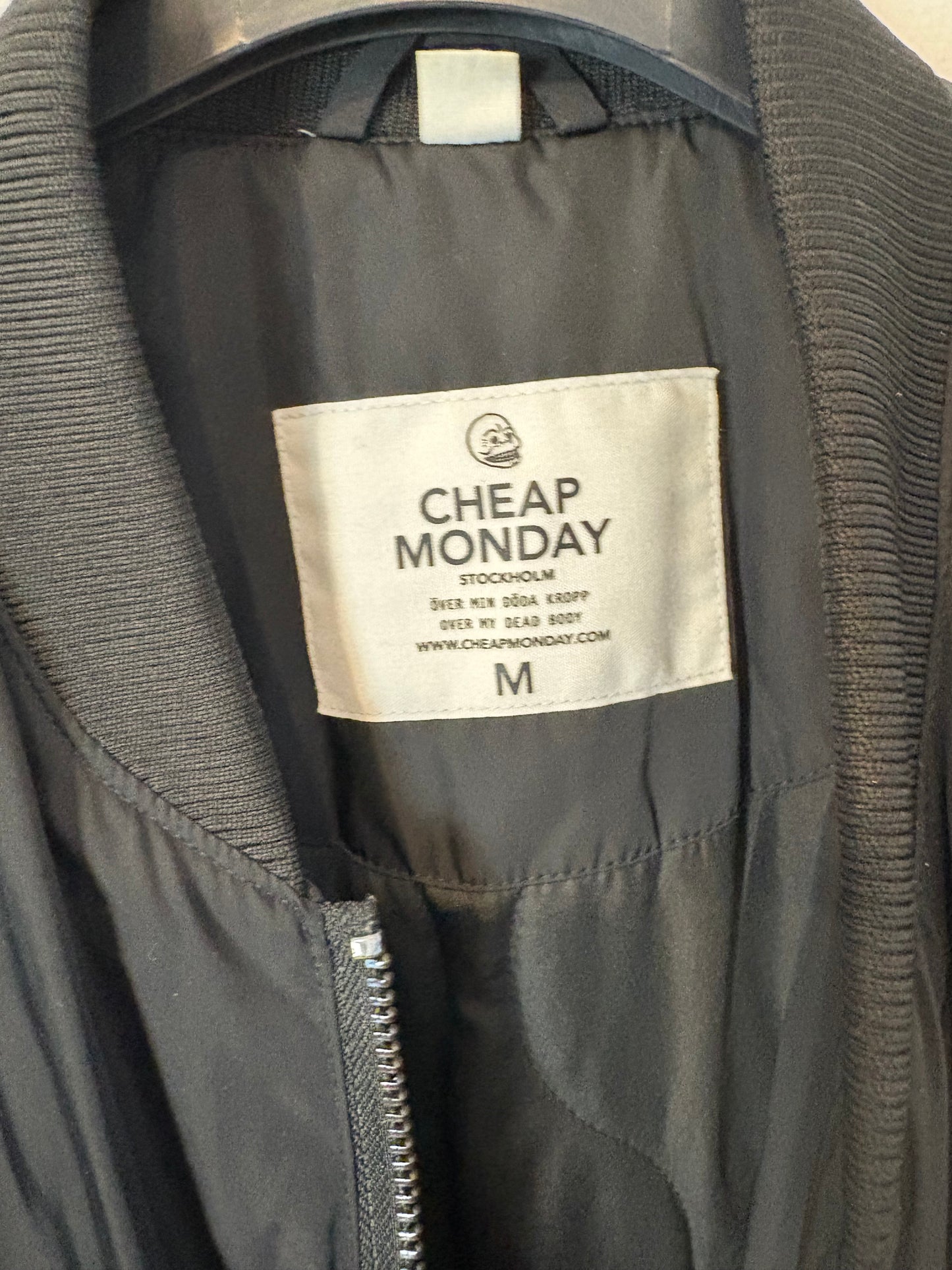CHEAP MONDAY. Chaqueta negra acolchada