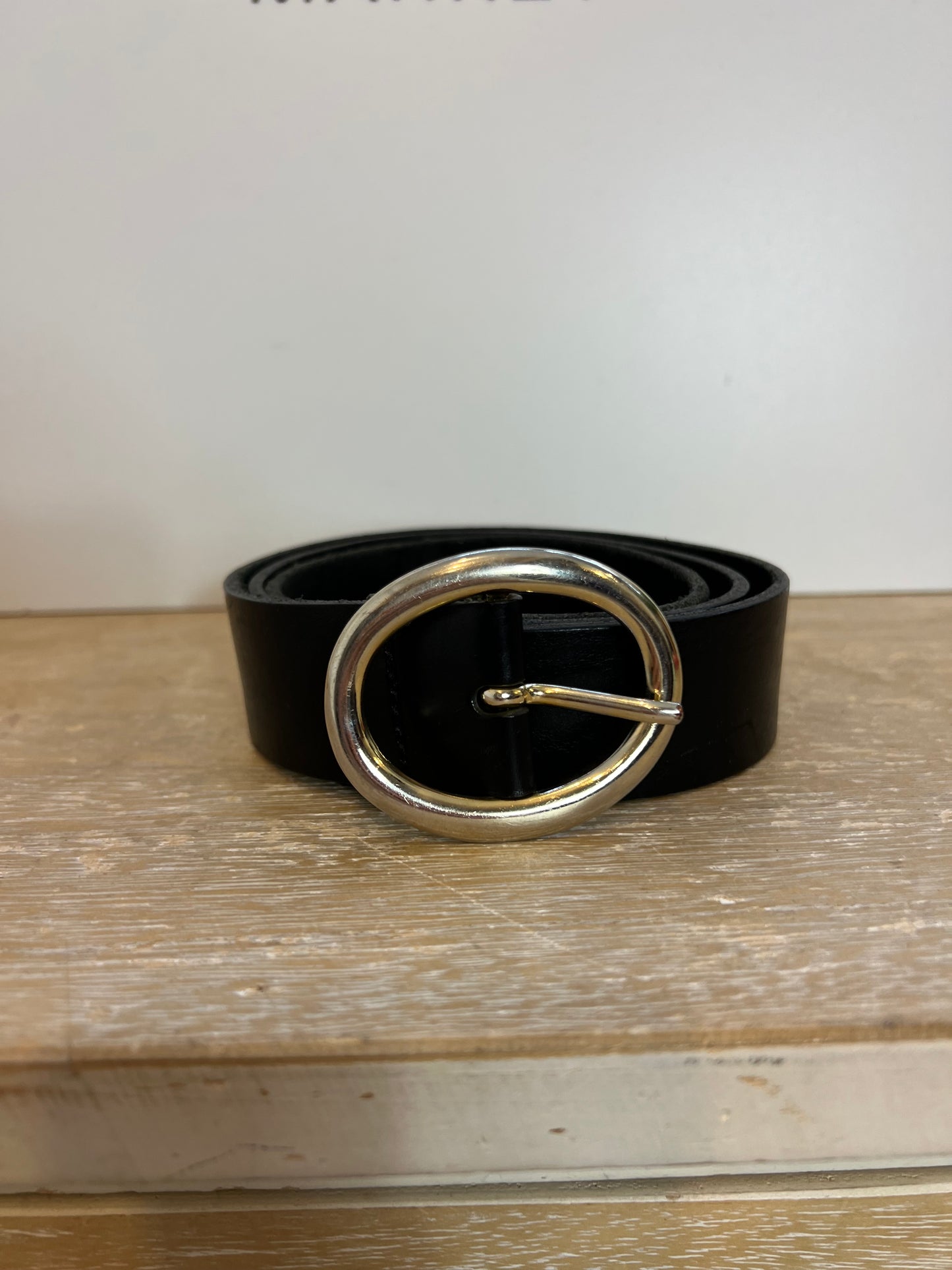 ZARA. Cinturón negro hebilla ovalada. T 85