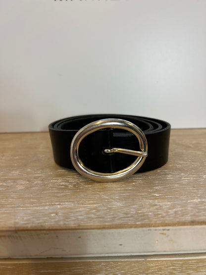 ZARA. Cinturón negro hebilla ovalada. T 85