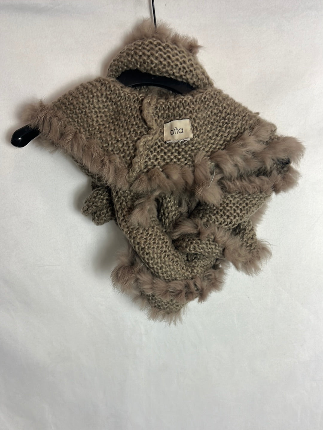 AÏTA. Cuello punto y pelo