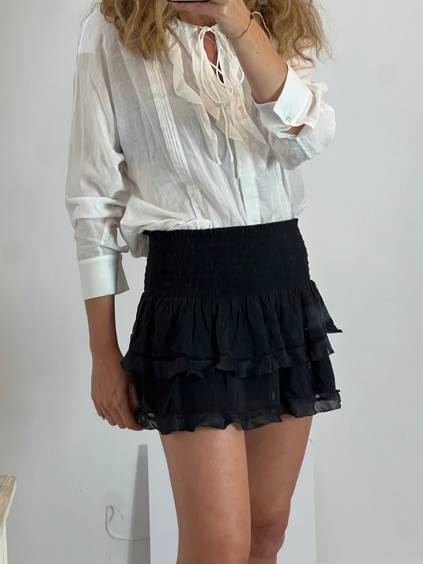 ISABEL MARANT. Black ruffled skirt with a mixed texture. Size 40