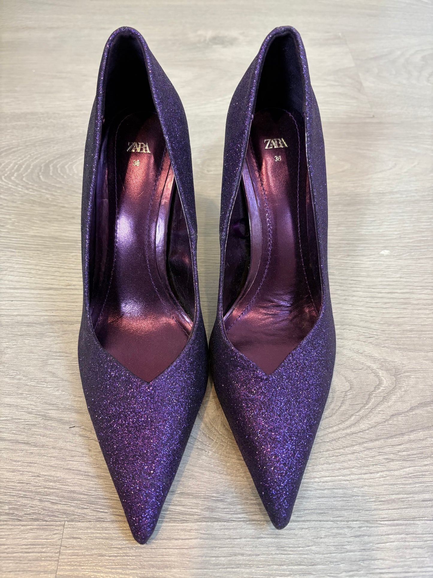 ZARA. Tacón purpurina