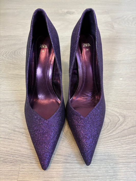 ZARA. Tacón purpurina