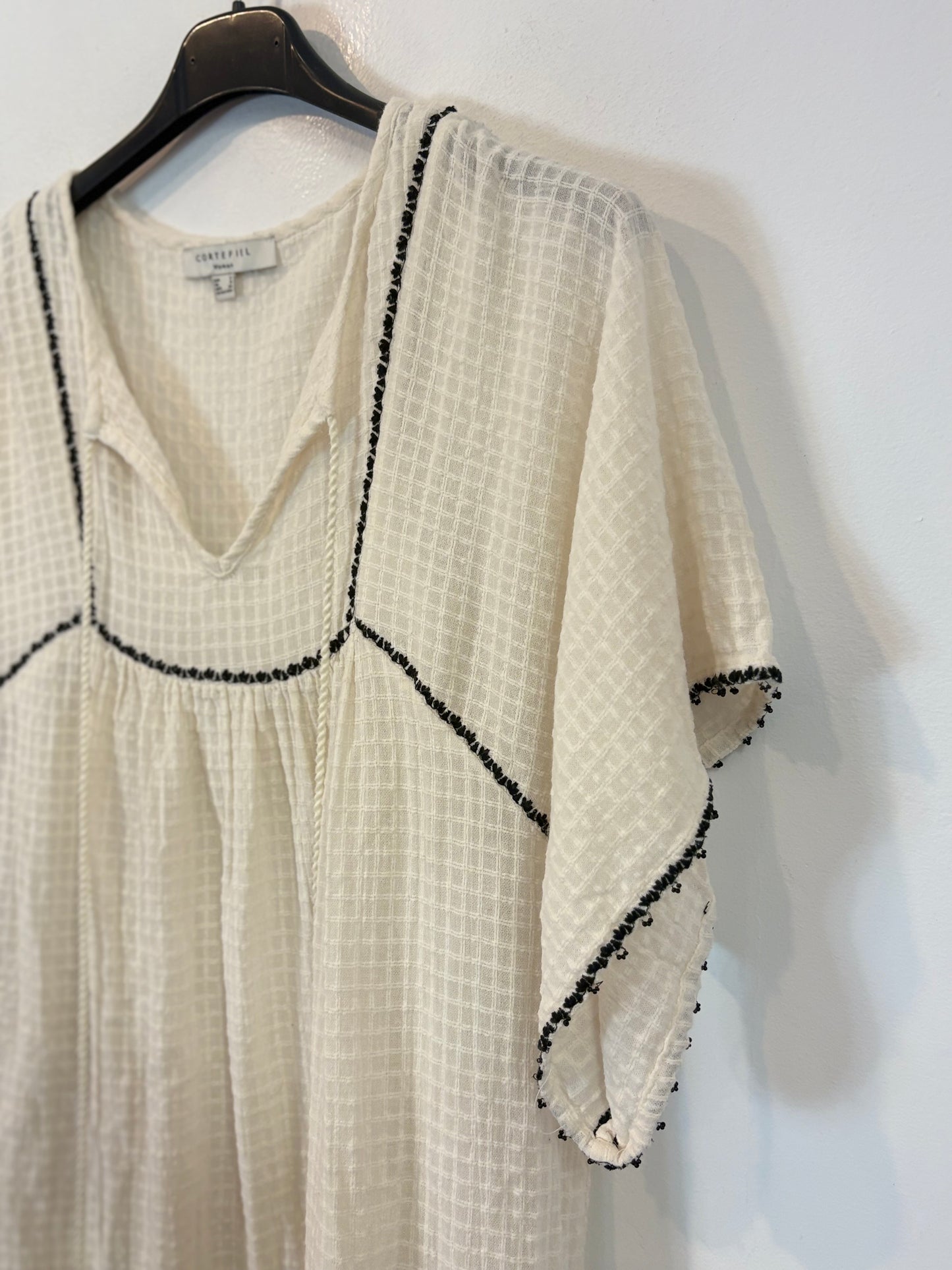 CORTEFEL. Vestido beige textura bordados. T S