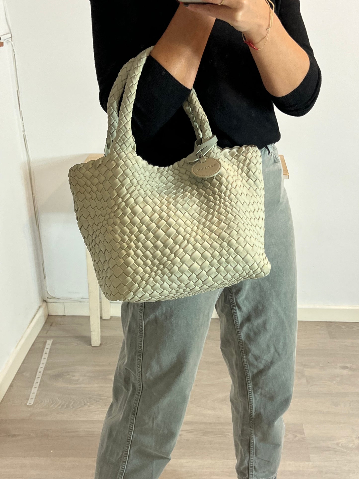 VANYLU. Bolso trenzado gris claro