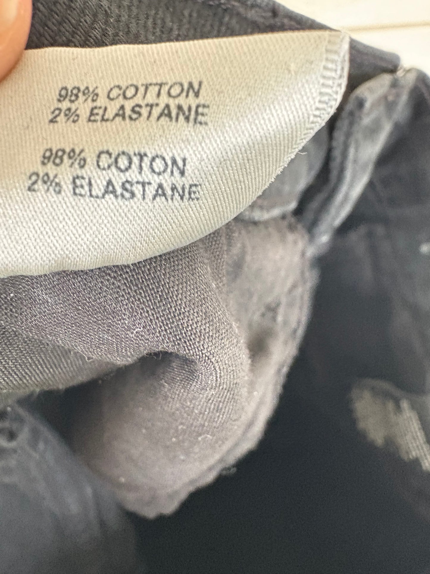 J BRAND. Denim negro ligeramente acampanado