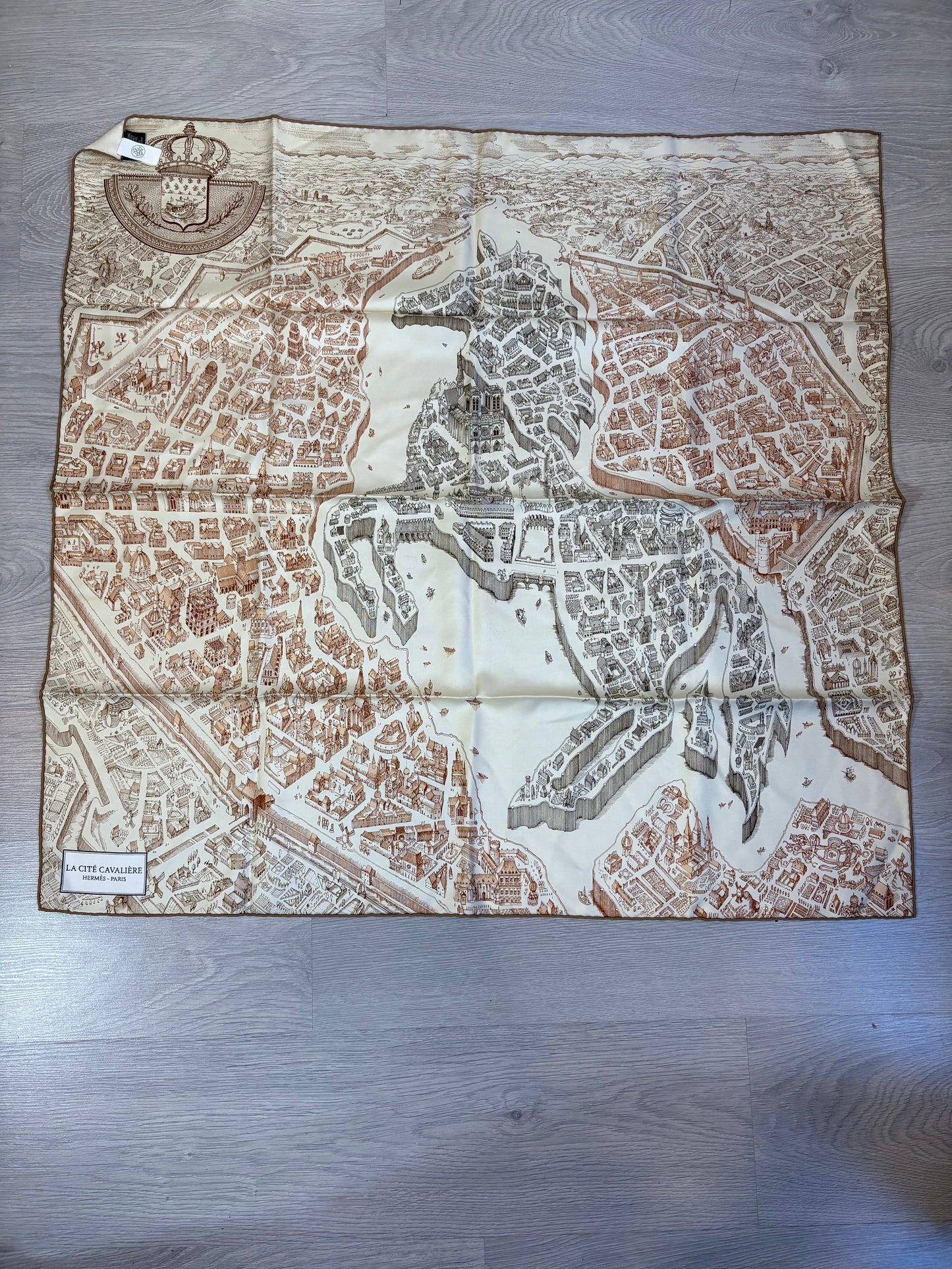 HERMÉS. Pañuelo seda La Cité Cavaliére