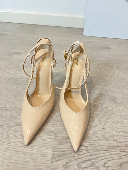 ZARA. Zapato tacón beige charol. T 38