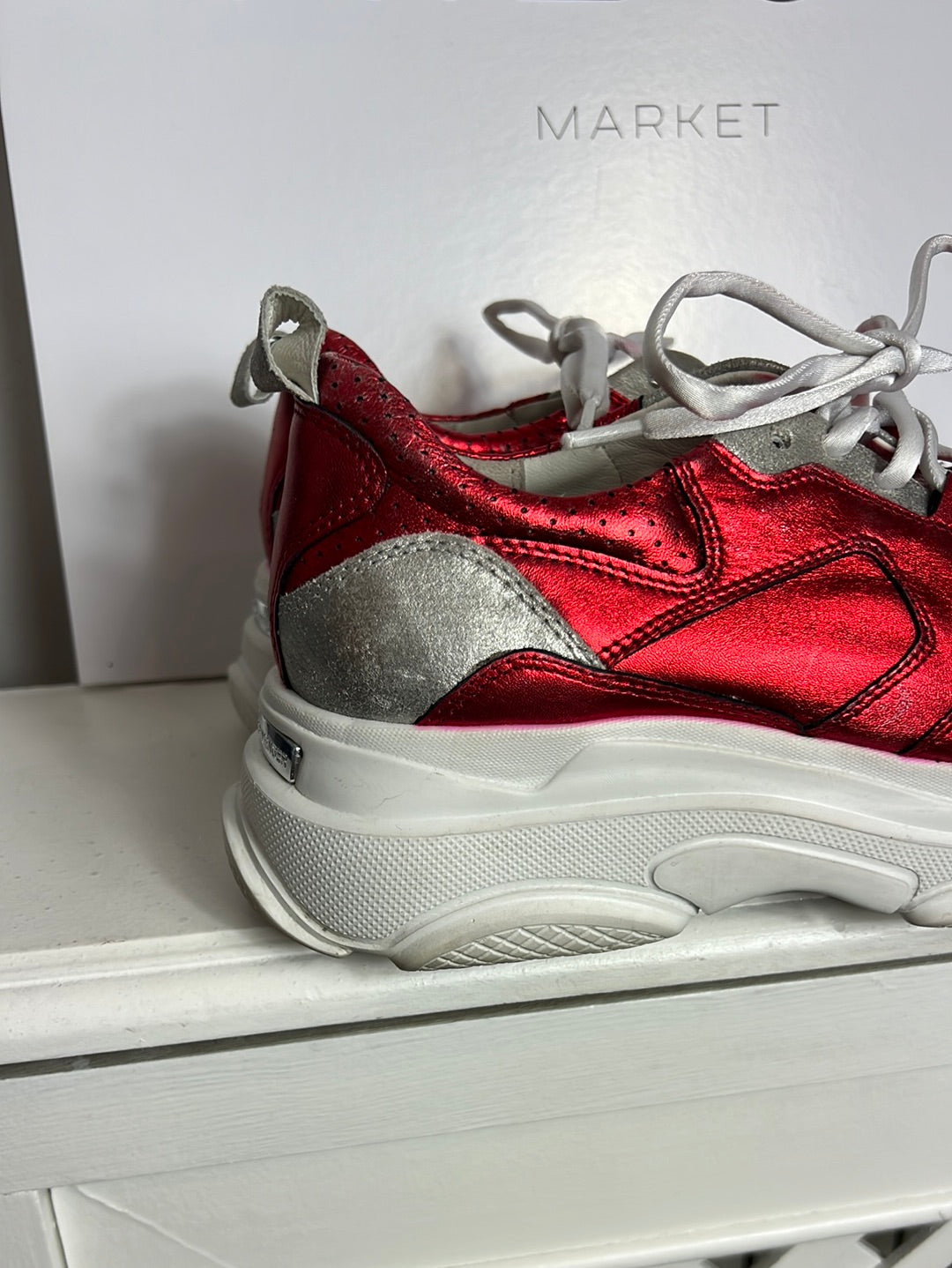 KENNEL SCHMENGER. Zapatillas rojas metálicas T.39