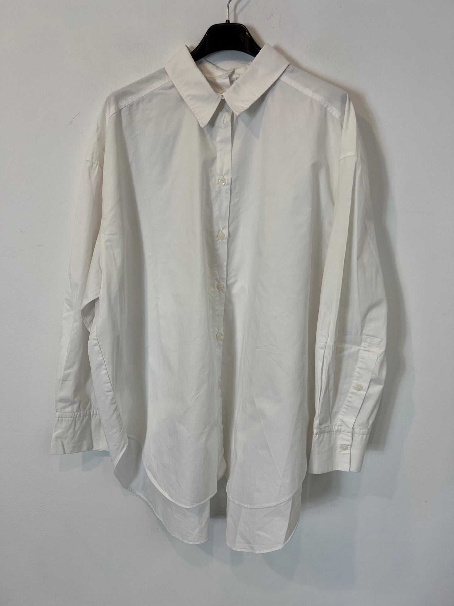 ZARA. White shirt with button detail on the back. TM