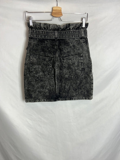 H&M . Falda corta negra efecto desgastado. T 36