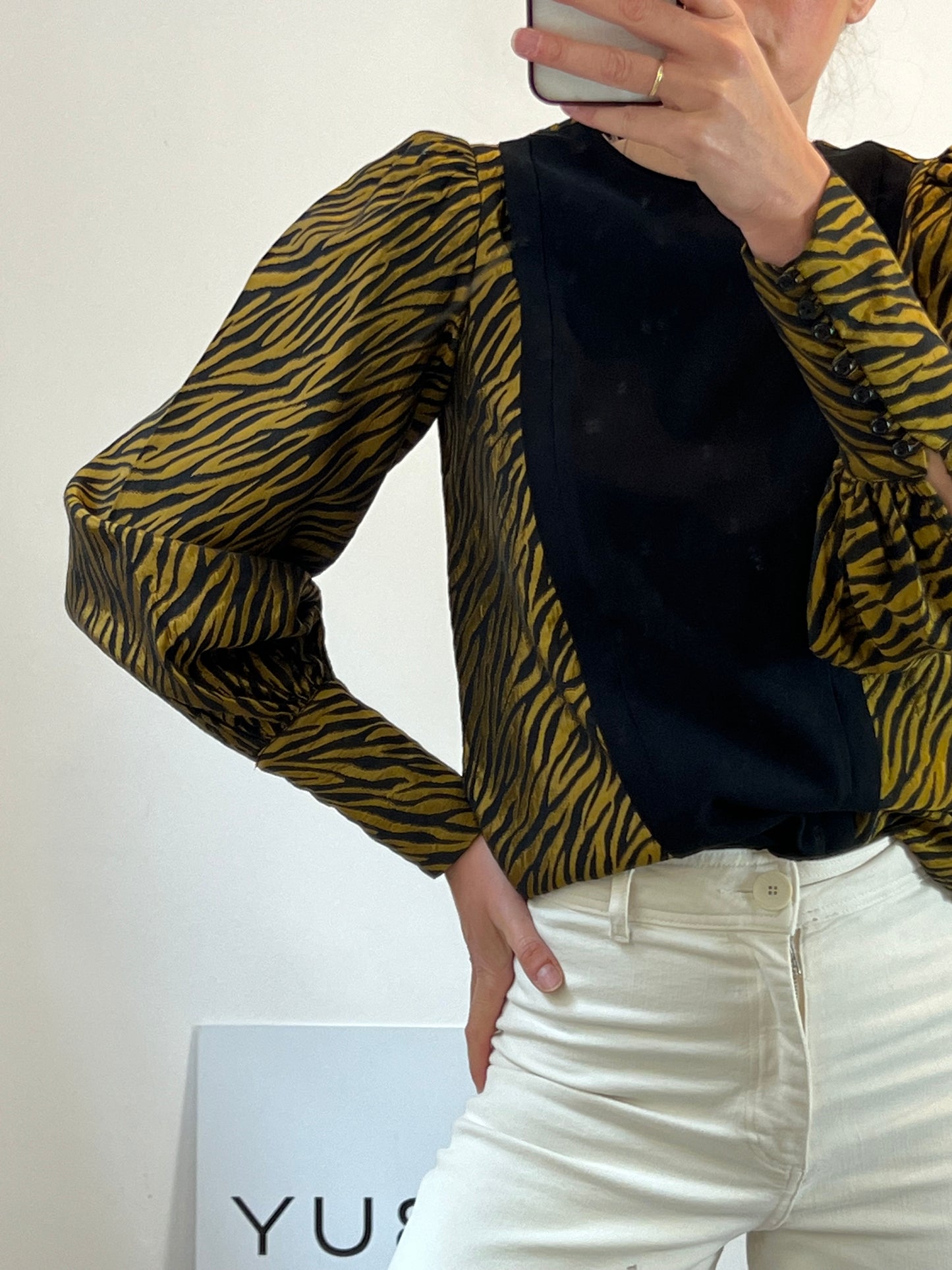 FRAMBUÁ. Black and gold animal print blouse Ts