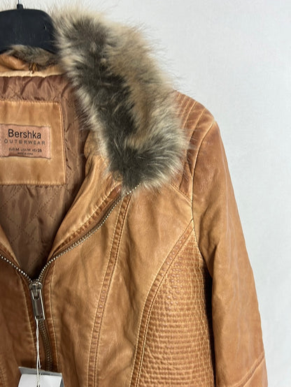 BERSHKA. Cazadora camel efecto piel. T M