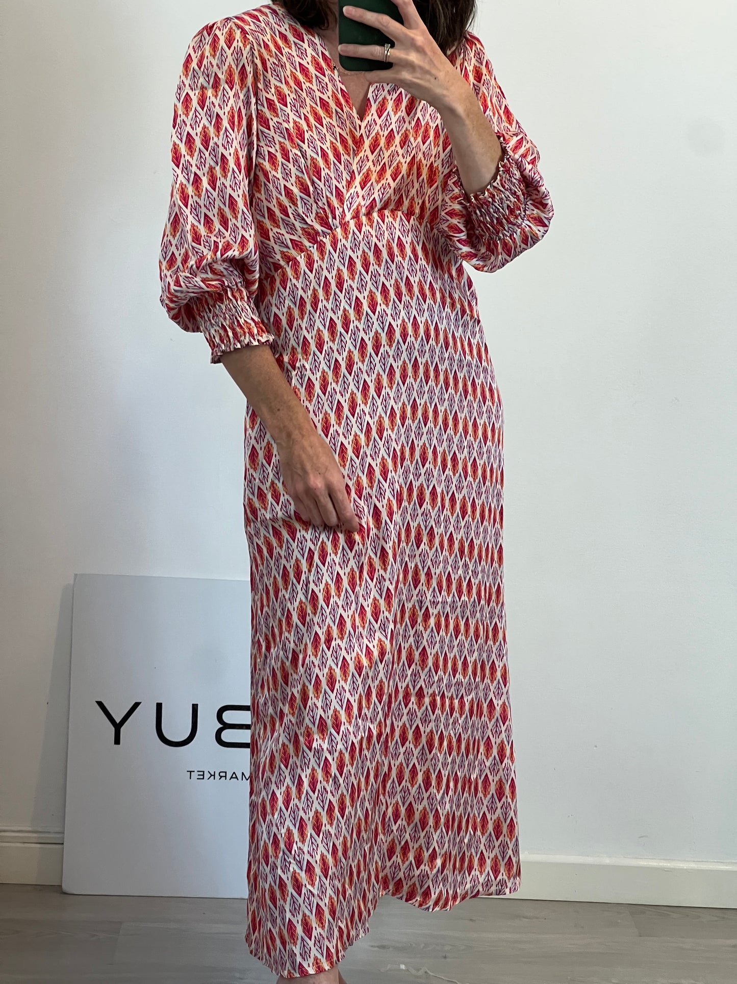 MUSCARI. Vestido beige flechas T. (s/m)