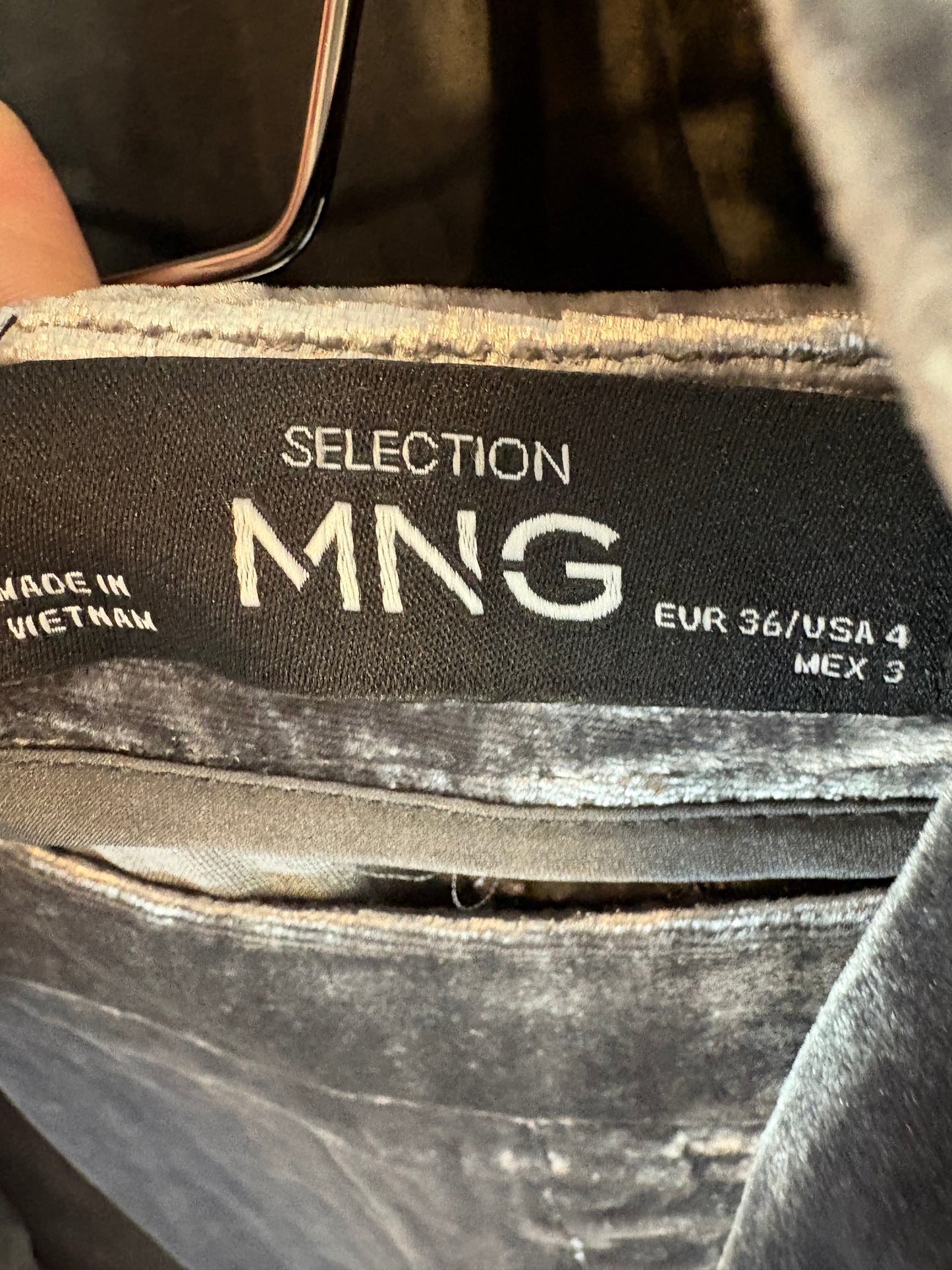 MANGO. Traje de chaqueta terciopelo gris