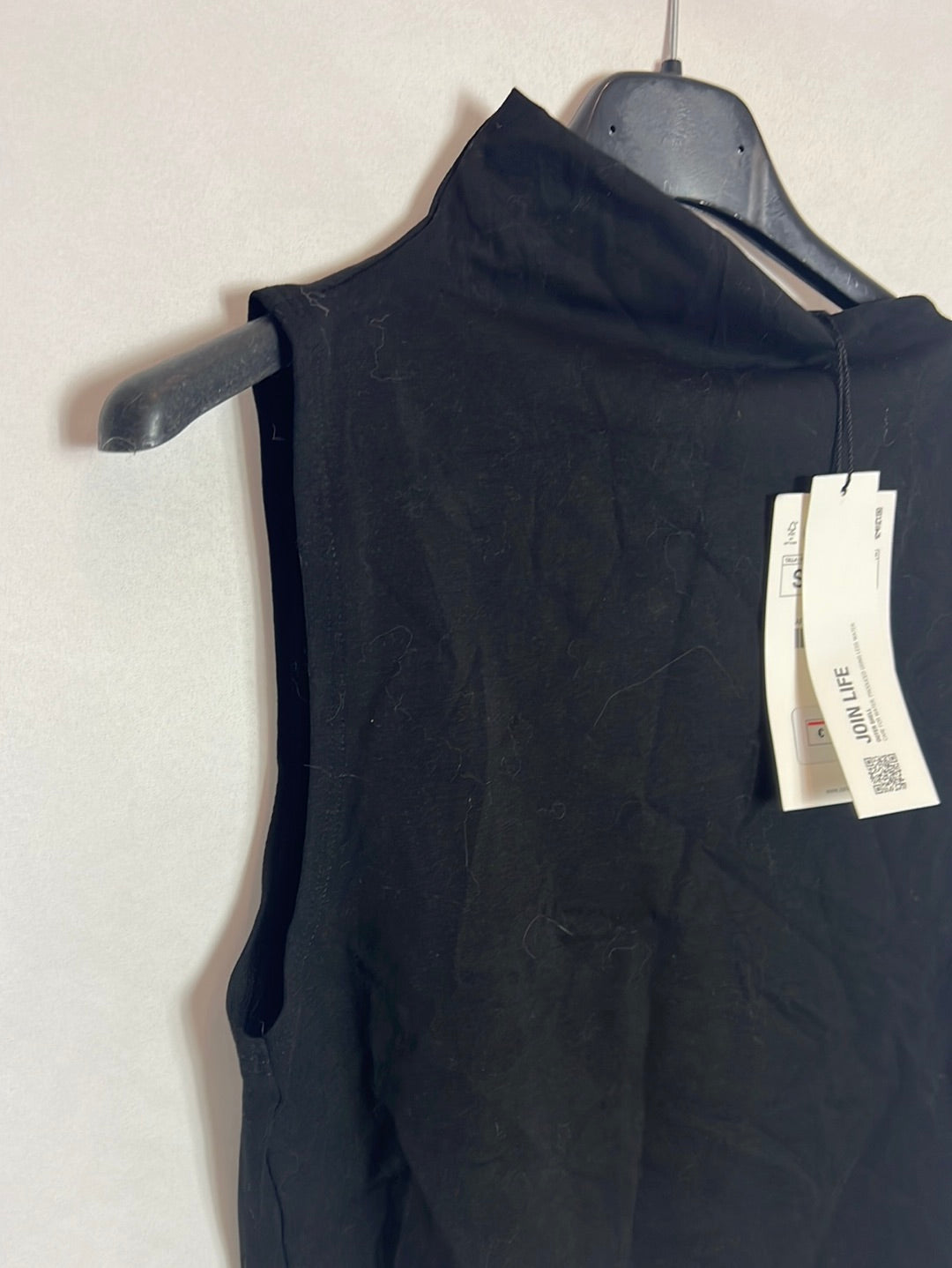 ZARA. Top negro cuello asimetrico. T S