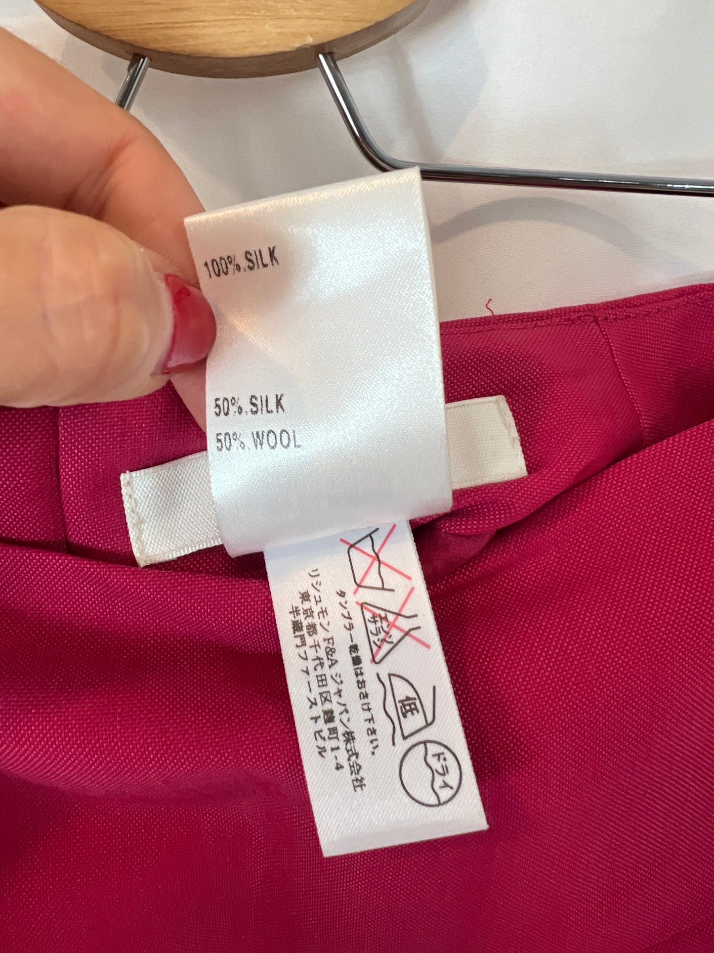 CHLOÉ. Short fuchsia silk skirt. Size 40