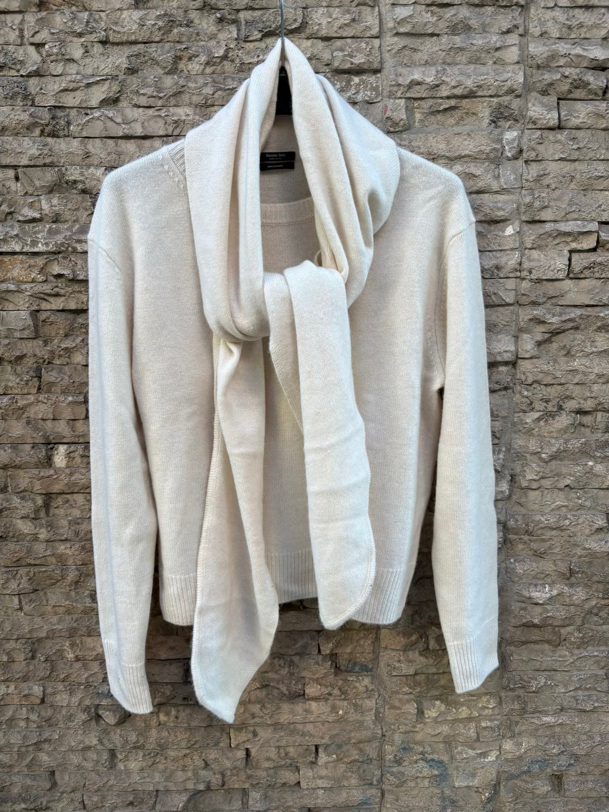MASSIMO DUTTI. Jersey cashmere color crudo bufanda