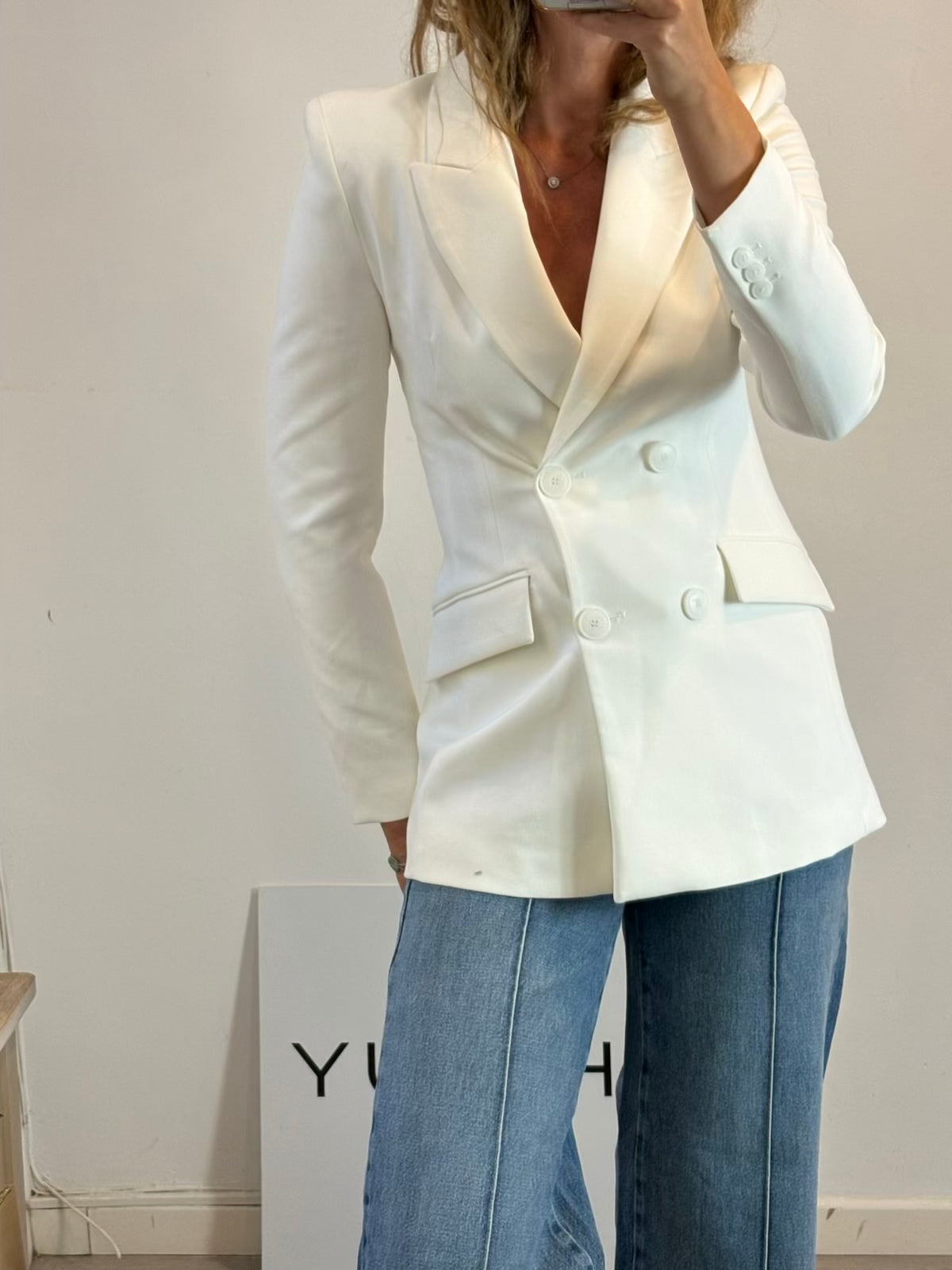 ZARA. Blazer blanca hombreras