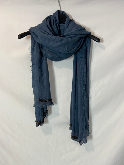 OTRAS. Fular azul detalle abalorios