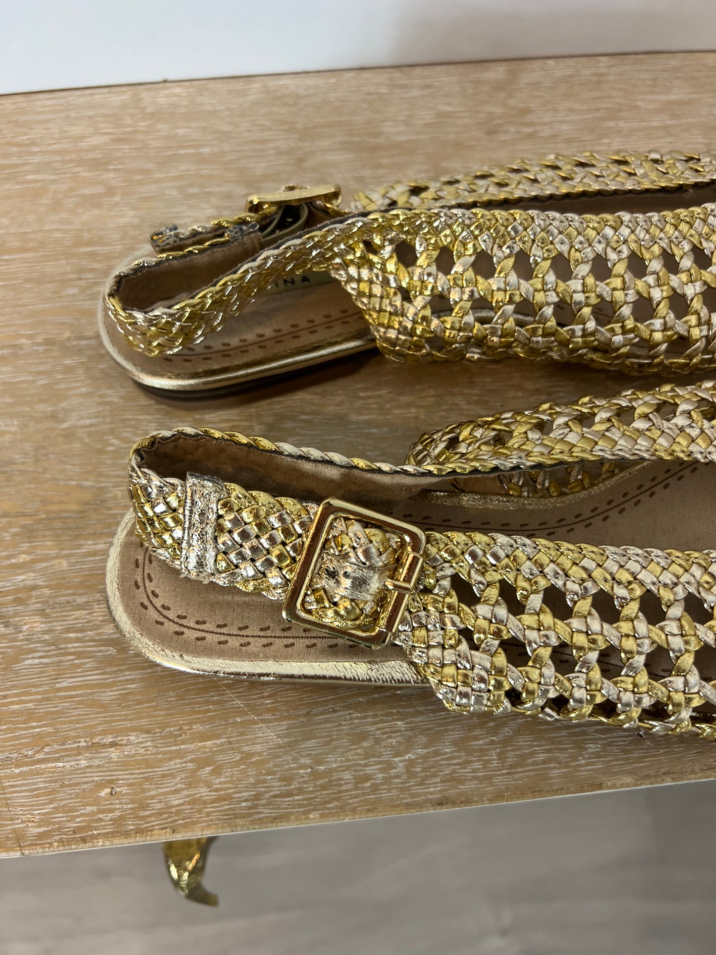 CORINA. Sandalia plana troquelada dorada. T 38