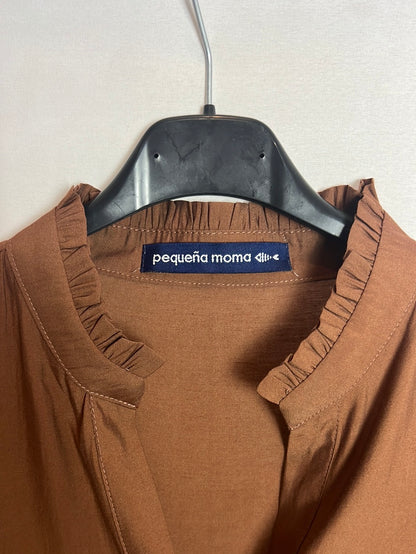 PEQUEÑA MOMA. Blusa marrón fluida cuello volante. T S