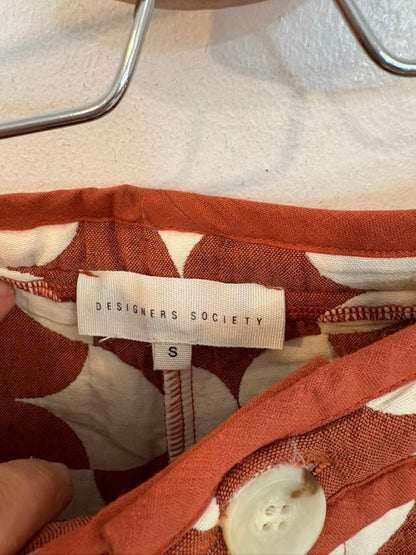 DESIGNERS SOCIETY. Bermuda estampado geométrico
