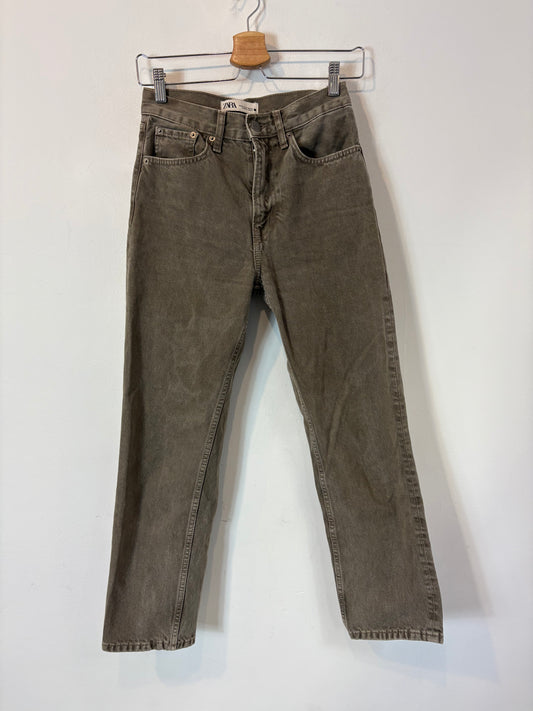 ZARA. Pantalón denim marrón