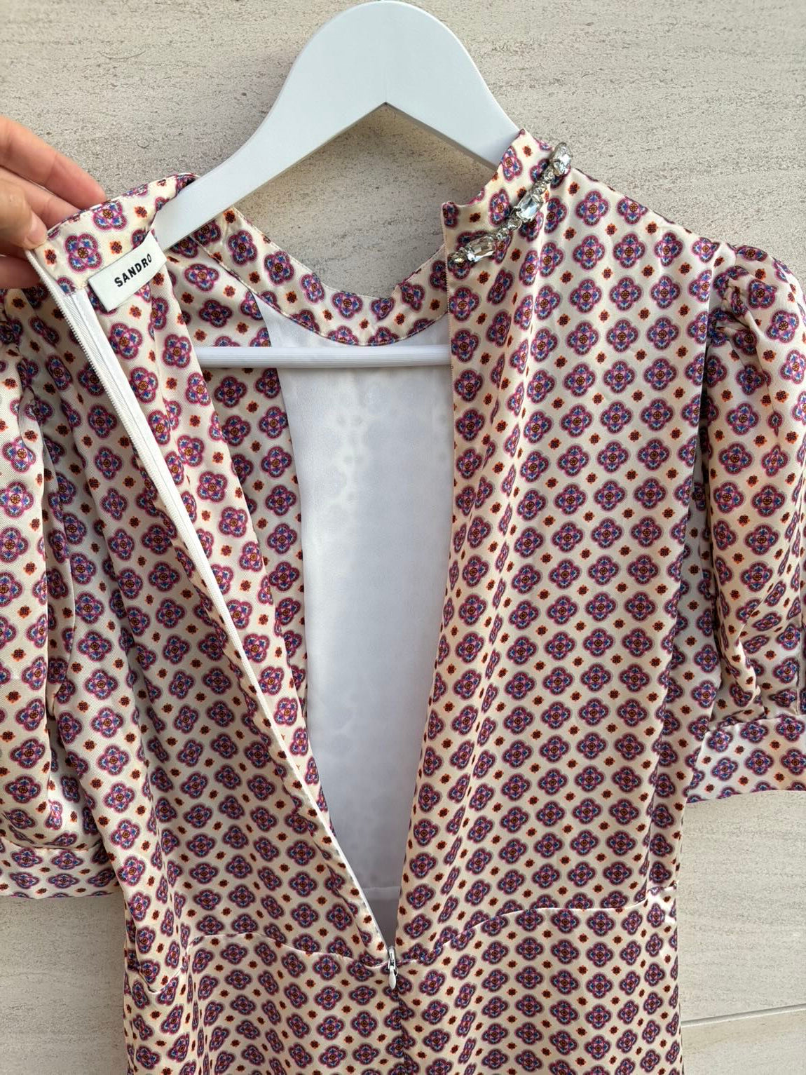 SANDRO. Vestido corto estampado detalle cuello