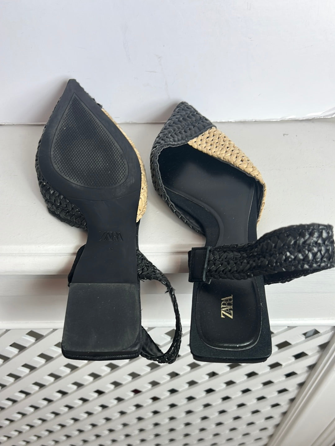 ZARA. Zapato plano bicolor. T 36