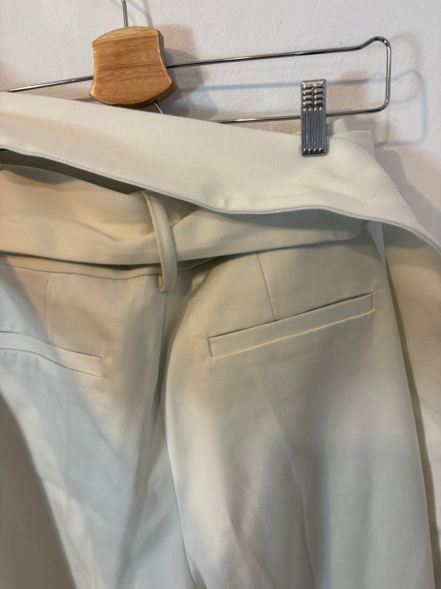 IRO. Pantalón pinzas detalle cinturón. T 38