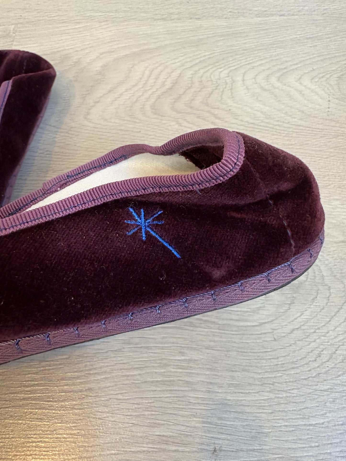 CAPULETTE. Venecianas terciopelo berenjena. T 41