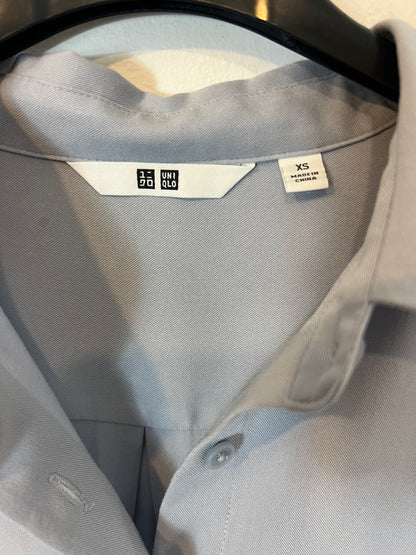 UNIQLO. Blusa fluida azul claro T XS