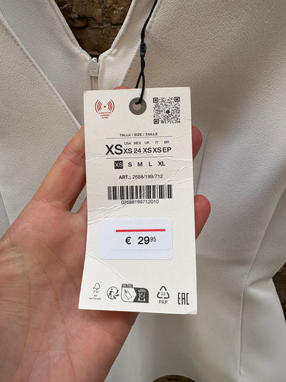 ZARA. Top blanco detalle volante