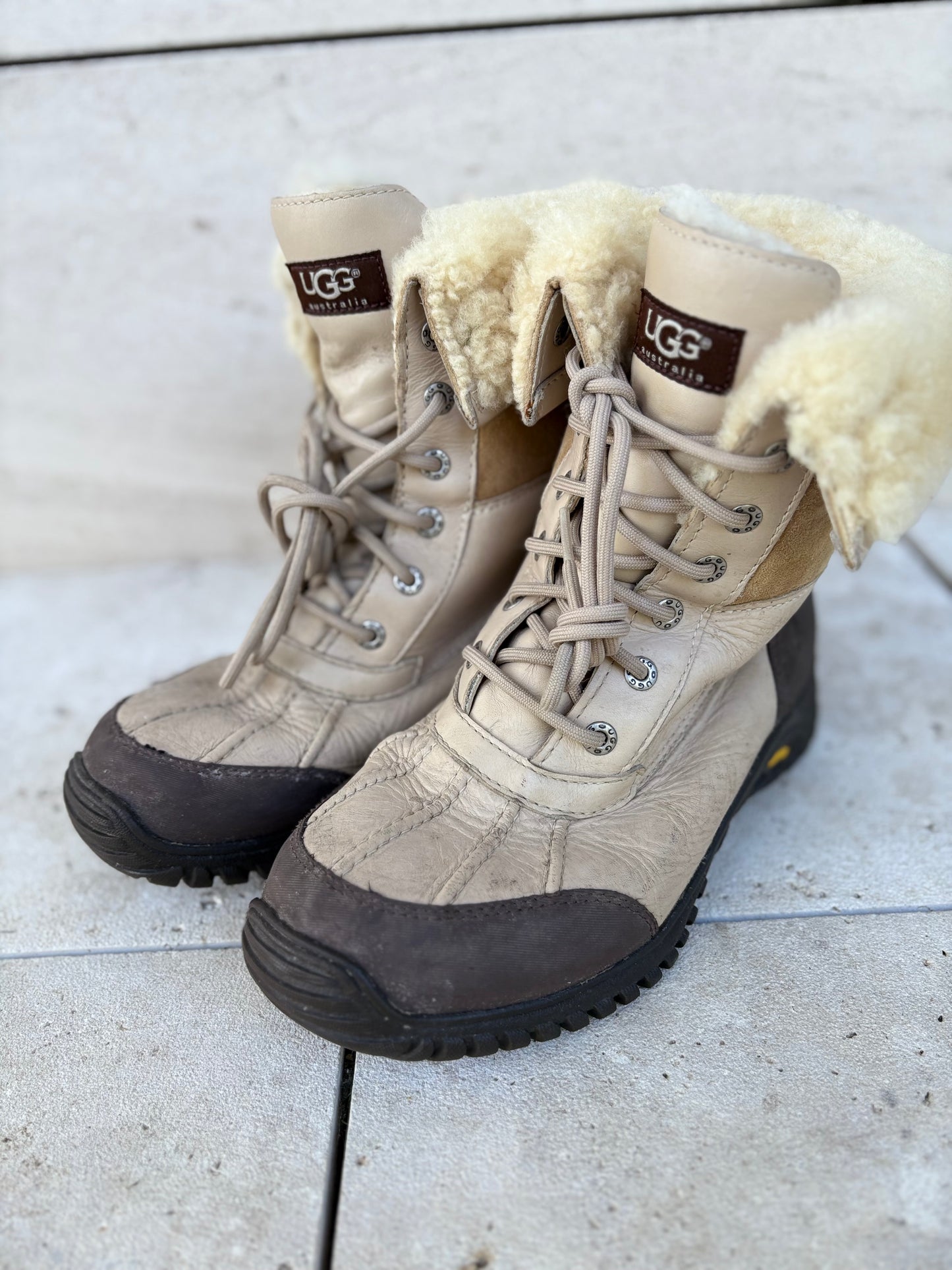 UGG. Botines piel y borrego. T 40