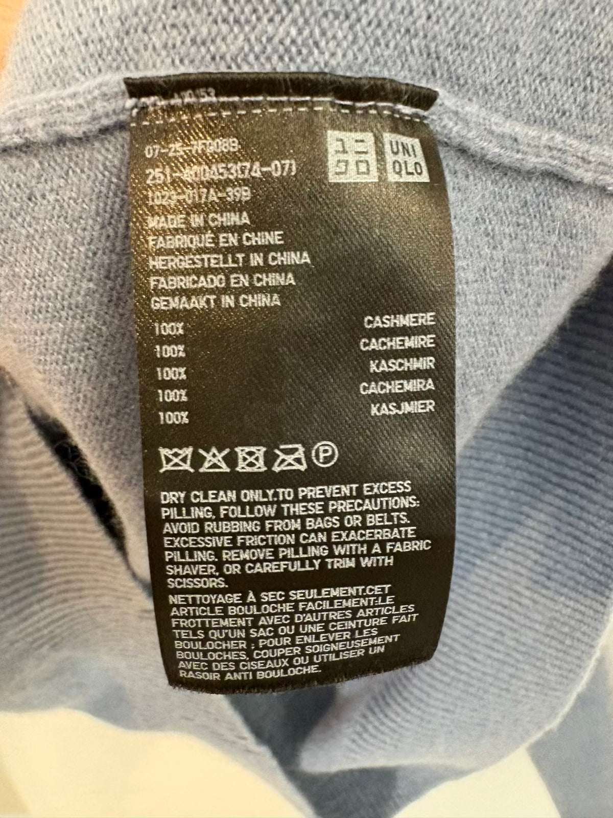 UNIQLO. Jersey cashmere azul cuello alto