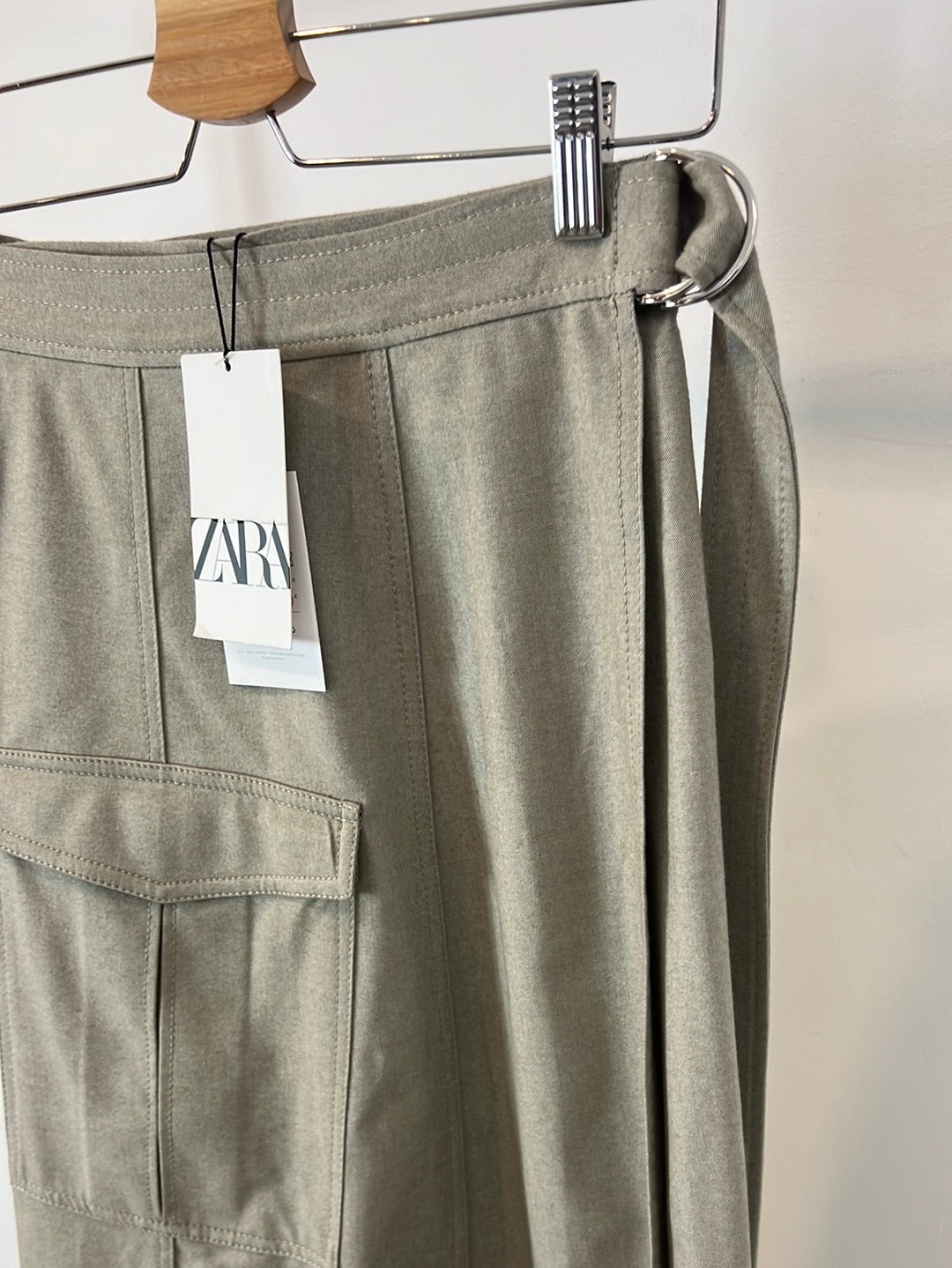 ZARA. Falda midi beige efecto pareo bolsillo. T XS