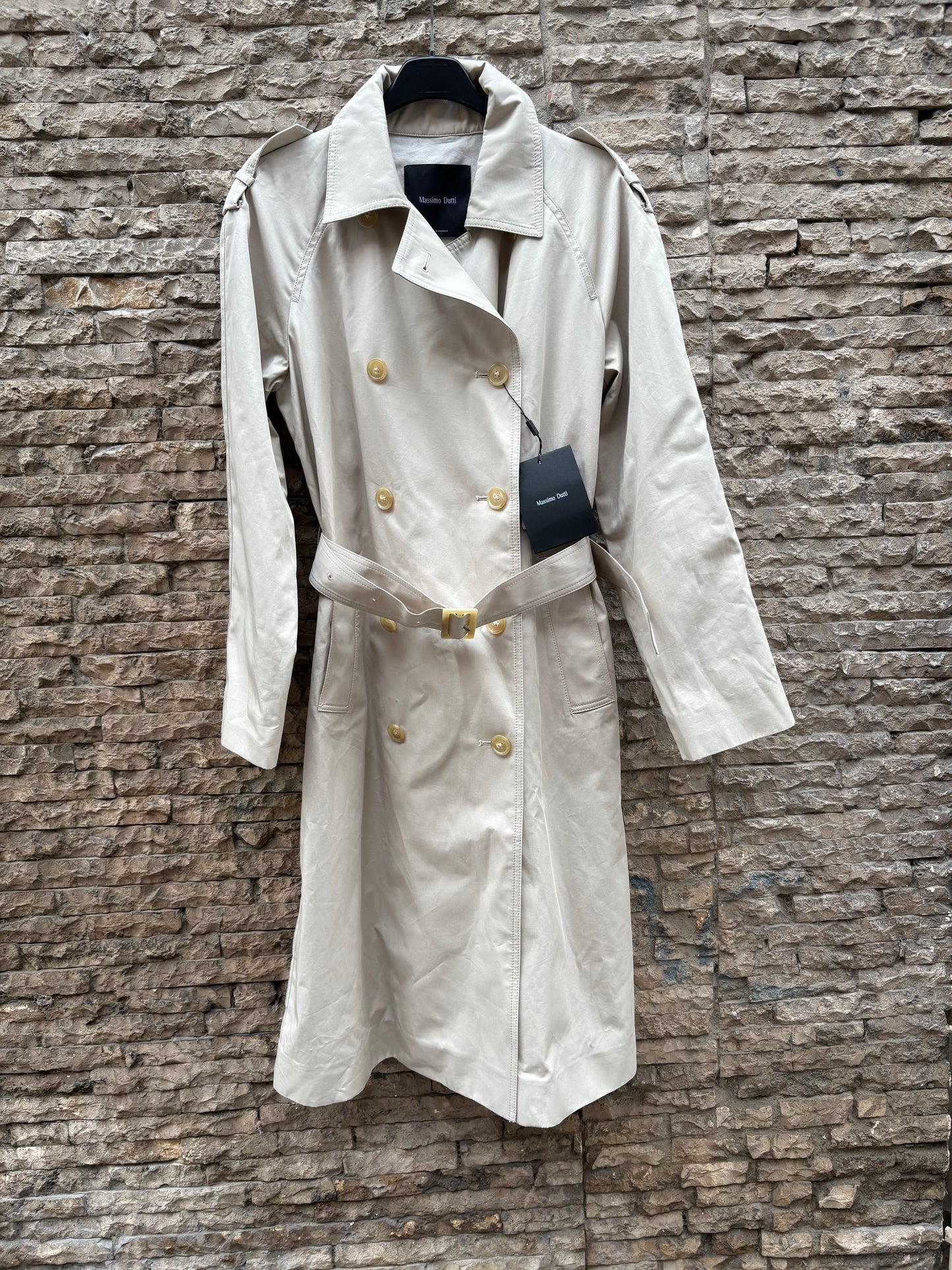 MASSIMO DUTTI. Gabardina beige clásica