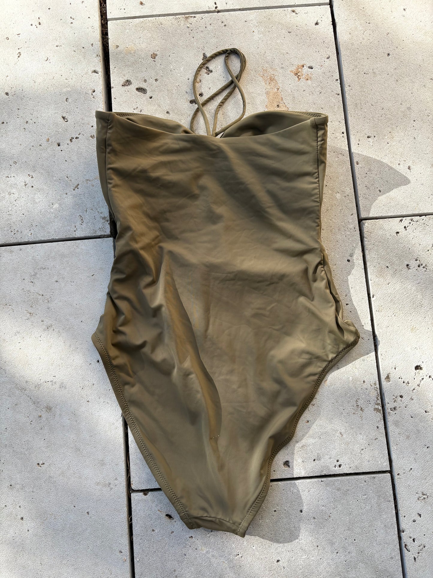 MASSIMO DUTTI.  Bañador verde aberturas y abalorios