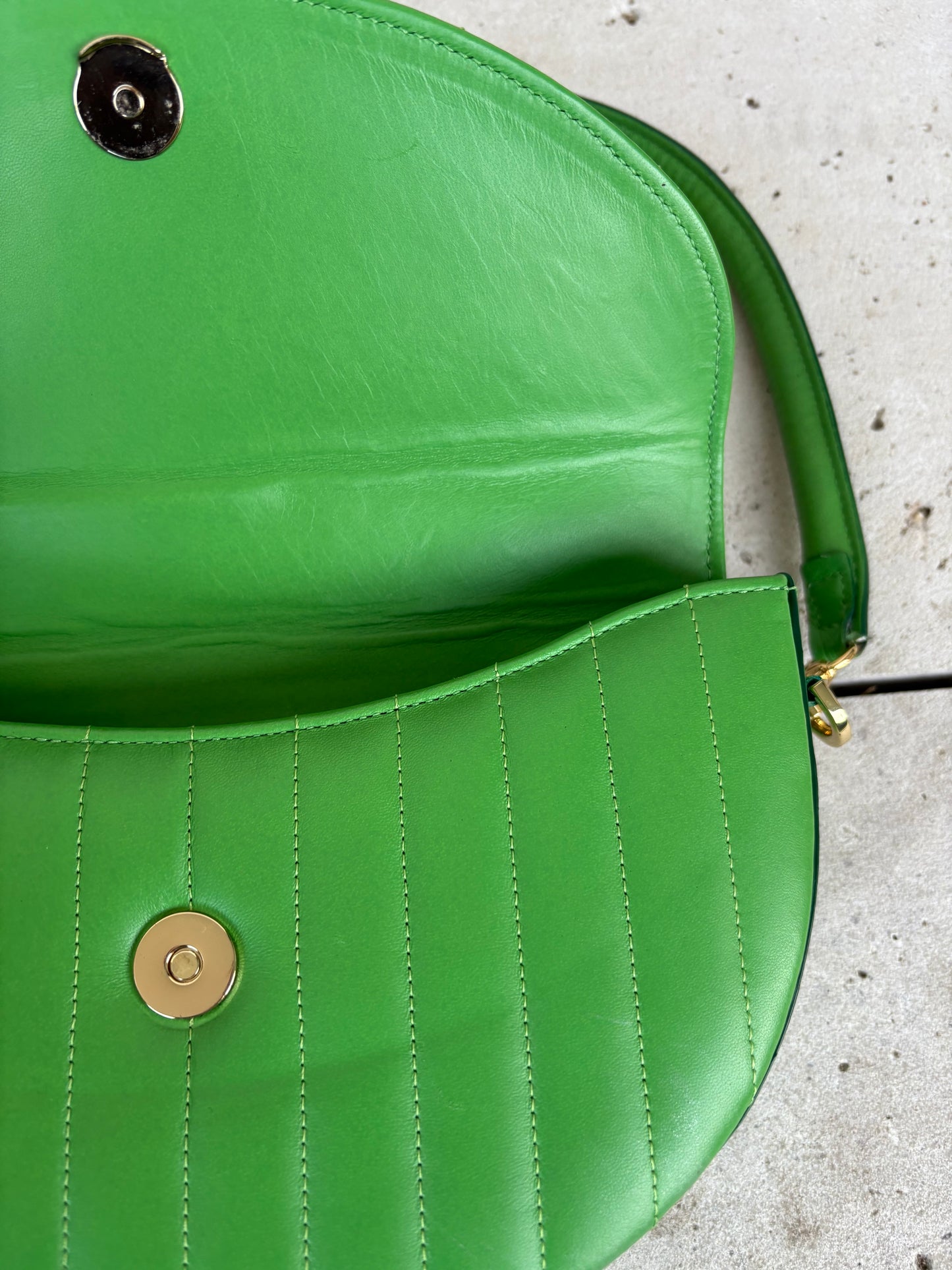 BAKARI. Bolso piel verde