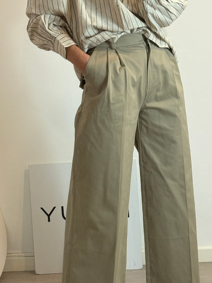 NURRK. Pantalón beige pinzas pata ancha