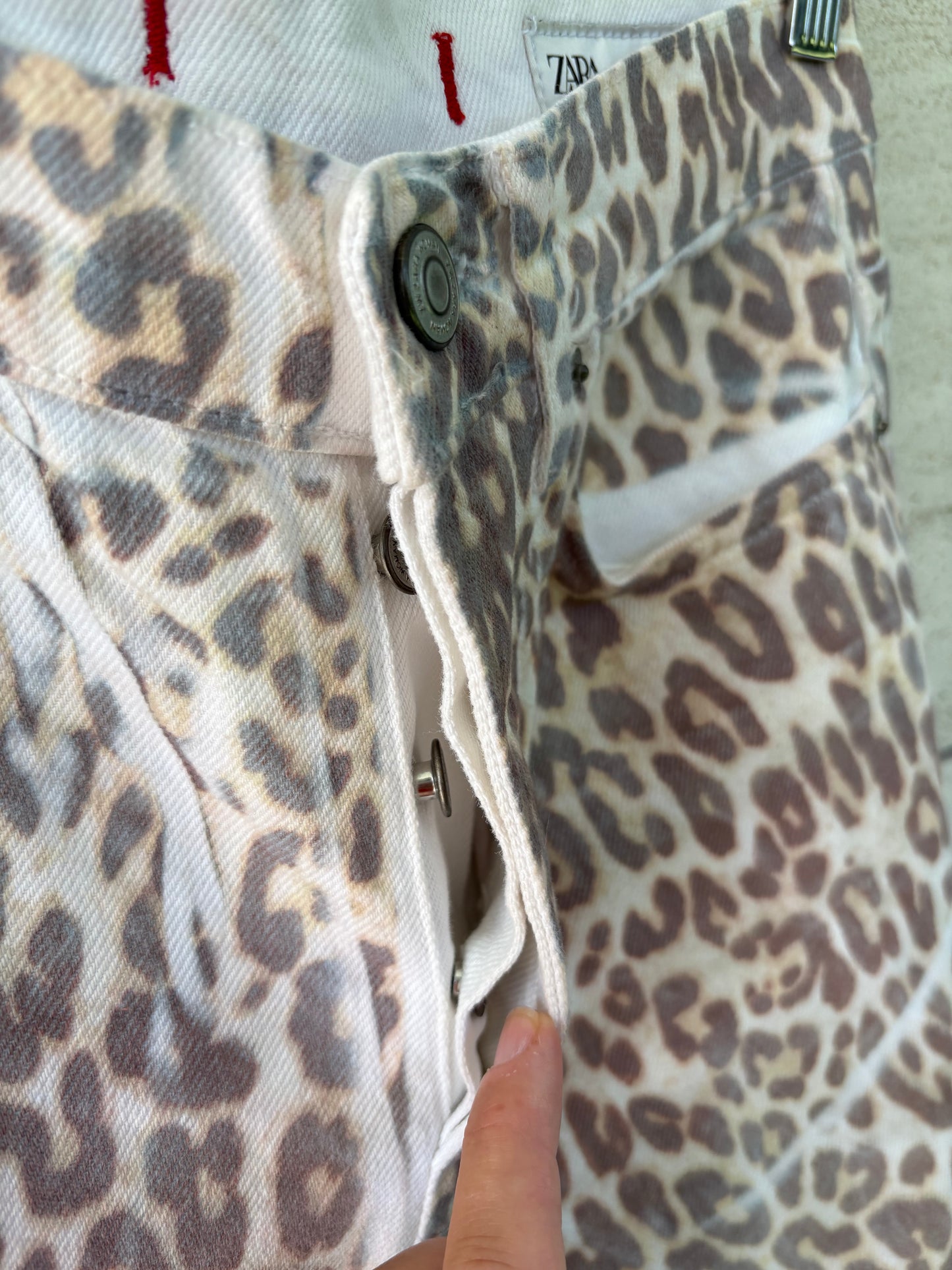 ZARA. Buttoned animal print denim. T34