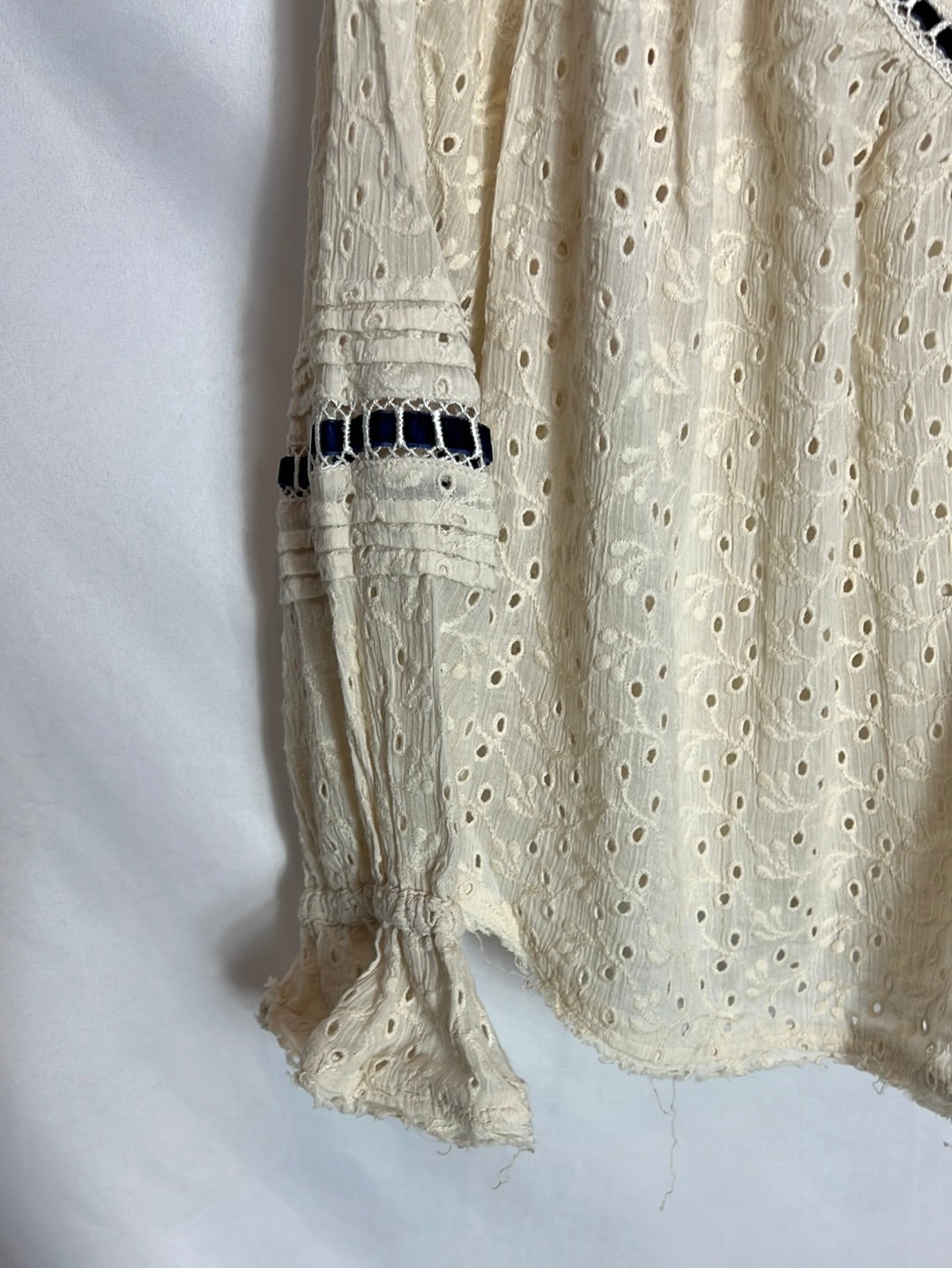 FREE PEOPLE. Beige die-cut blouse. T XS