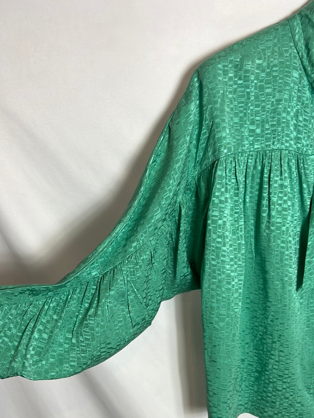MASSCOB. Blusa seda verde de estampada T S