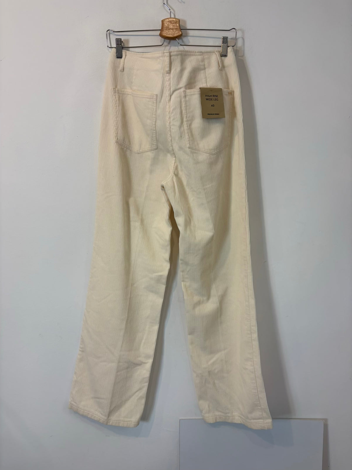MASSIMO DUTTI. Pantalón pata ancha textura