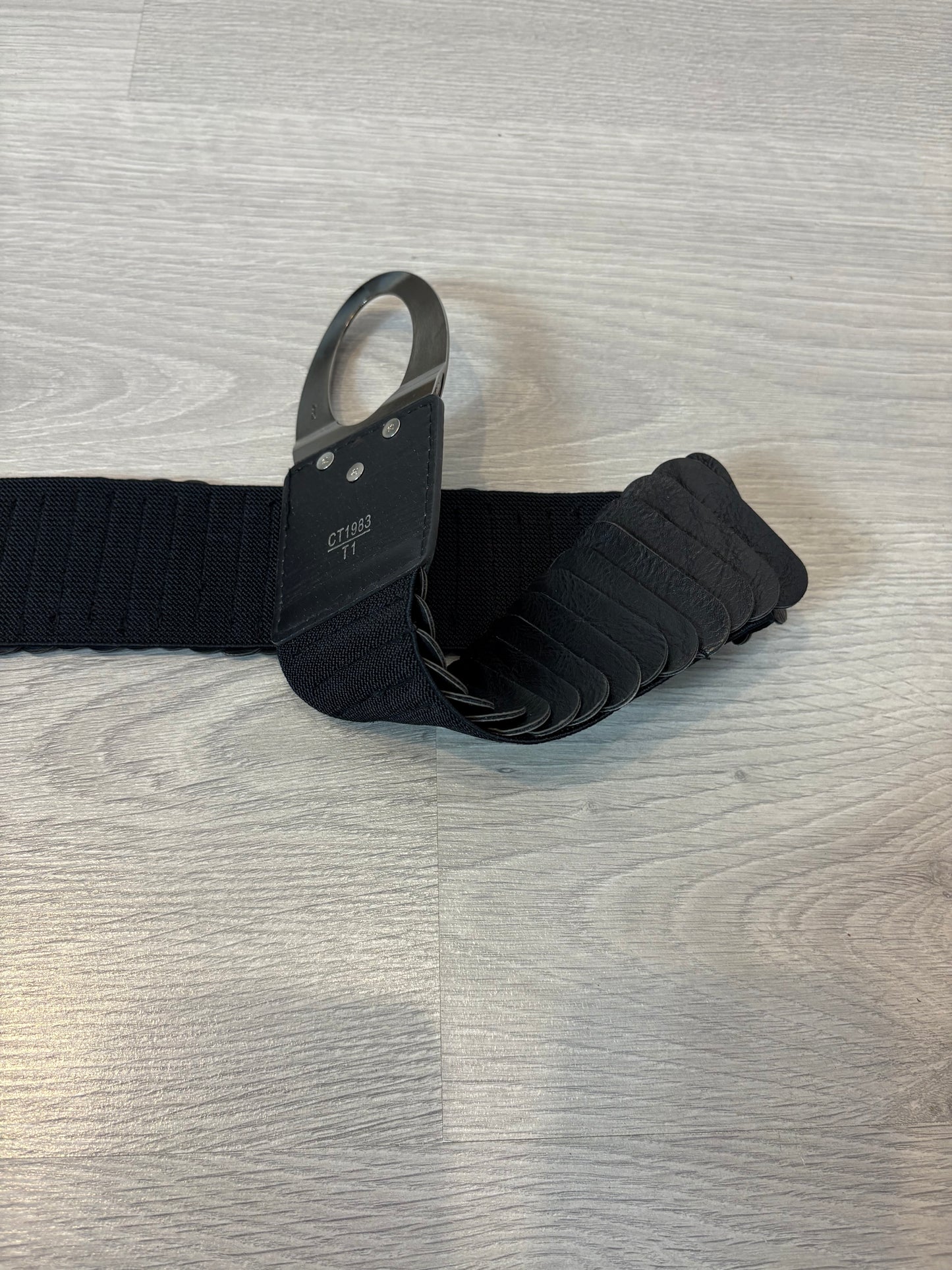 OTRAS. Cinturón negros hebilla ovalada