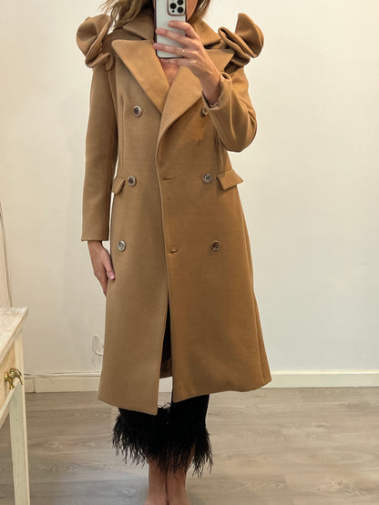 IQ COLLECTION. Camel coat with ruffle detail Tm
