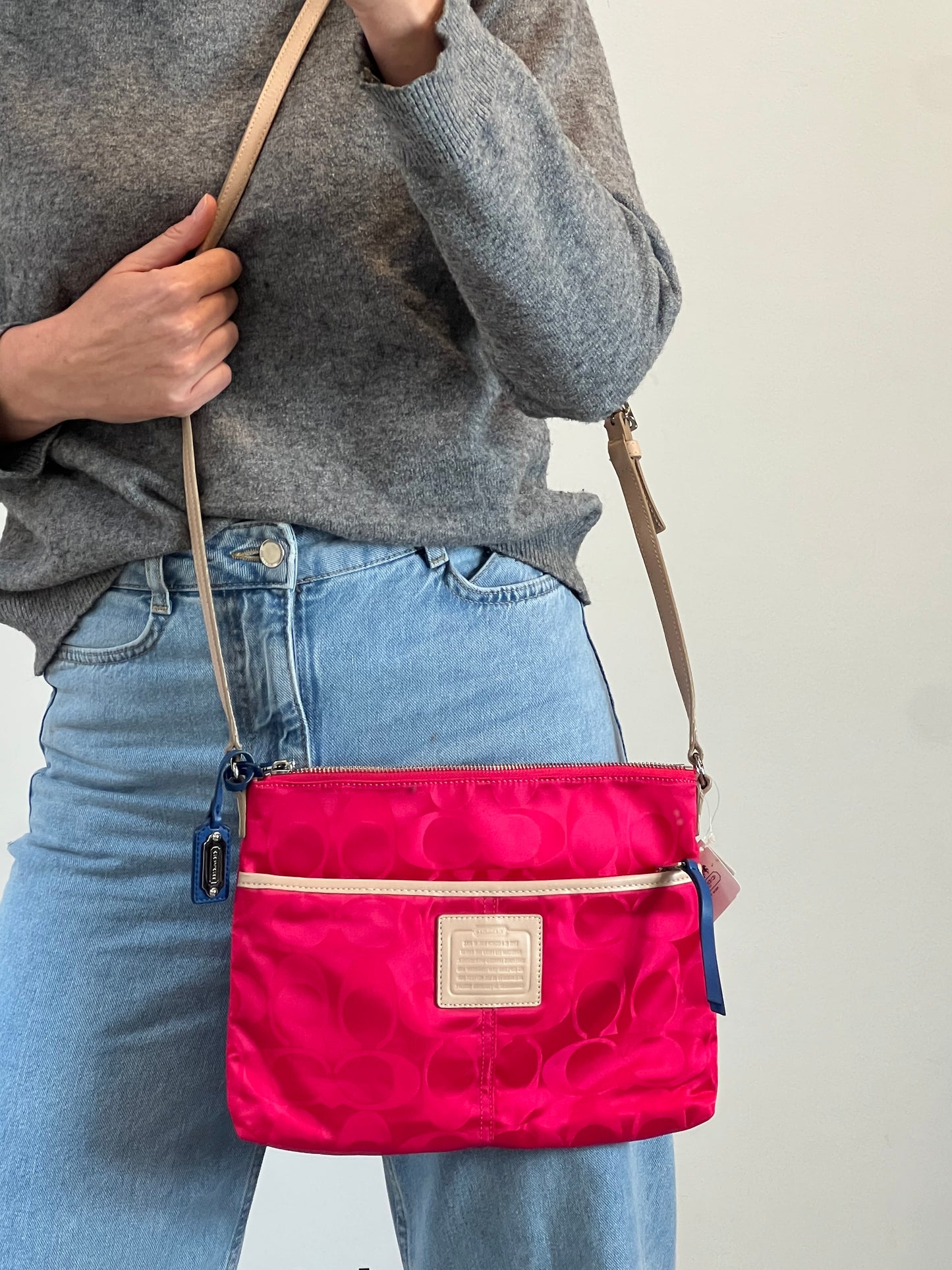 COACH. Bolso fucsia detalles en piel
