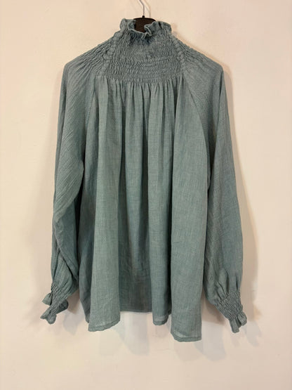 JO SEPHINE. Blusa azul fluida detalle cuello 💕