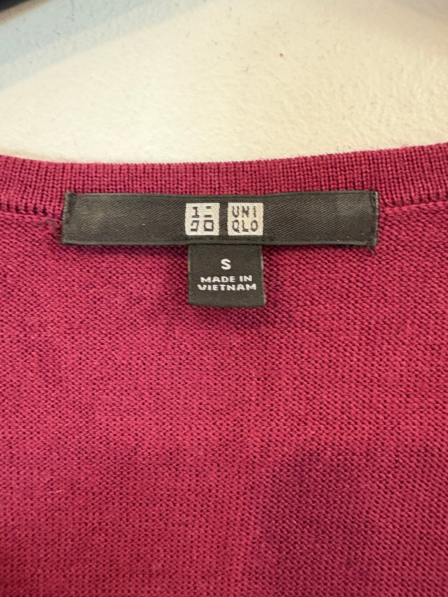 UNIQLO. Burgundy wool V-neck sweater. TS